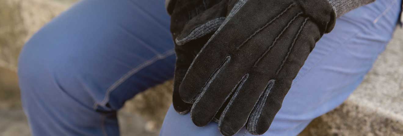 La nuova collezione dei guanti artigianali maschili 22-23 è interamente realizzata a mano, con pellame Arabico, e prevede l’alternanza tra modelli foderati cashmere 100% e modelli in bimateriale estremamente rifiniti nei dettagli.